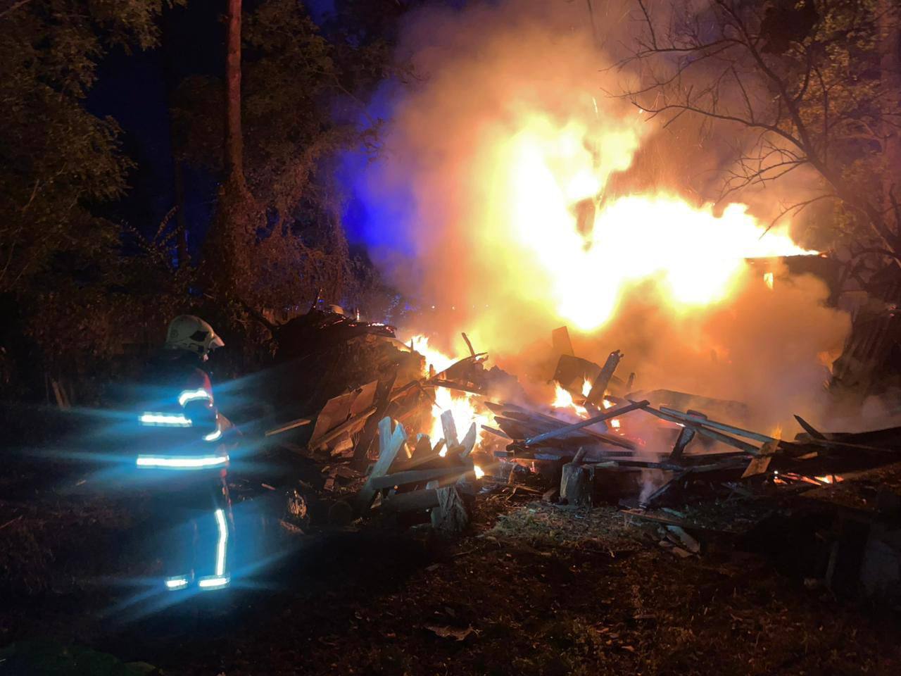 На Киевщине после атаки дронов вспыхнули склады и частный дом